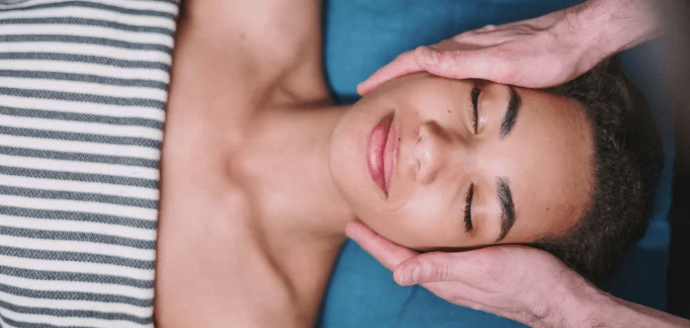 Professional male massage therapist providing a massage to a woman in Mumbai